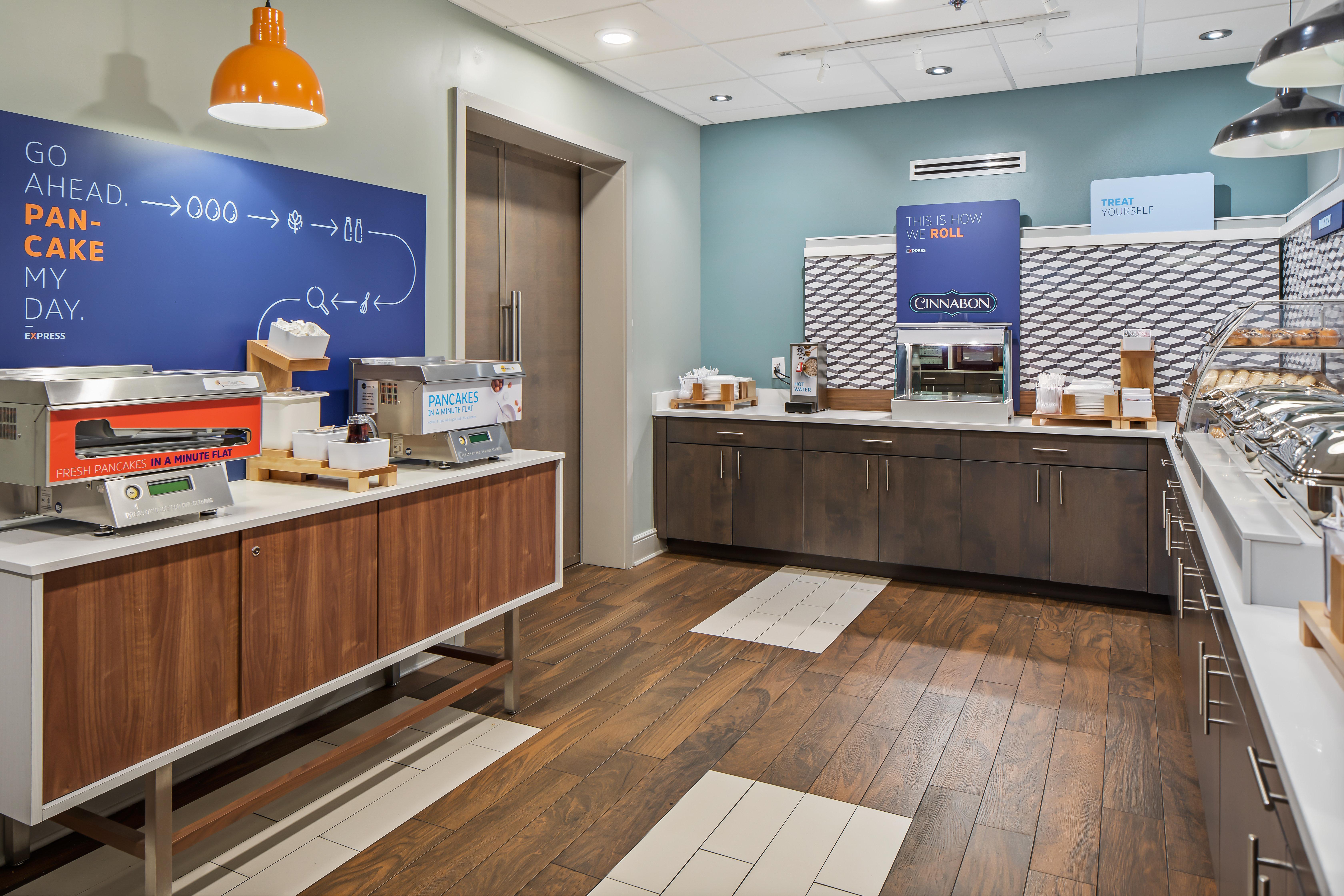 Holiday Inn Express Atlanta Airport-College Park By Ihg Exterior photo